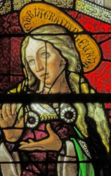 Ventana que representa a la Virgen en la Anunciación
